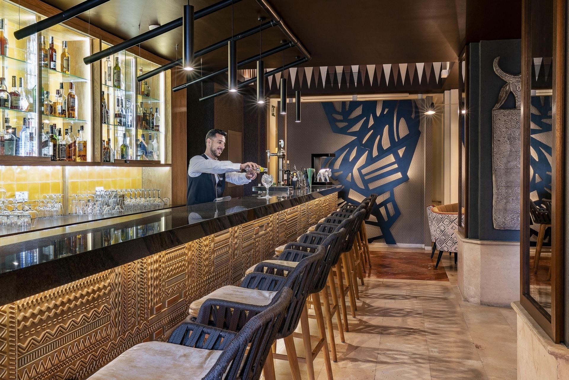 Indoor bar at Hotel Vincci Seleccion La Plantacion del Sur