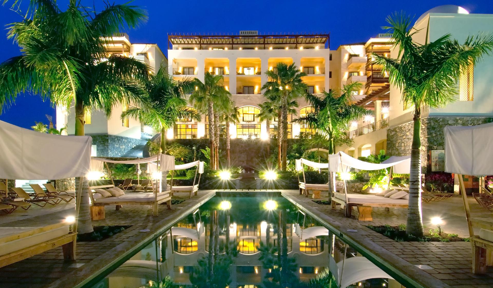 Panoramic view of the Hotel Vincci Seleccion La Plantacion del Sur building at night