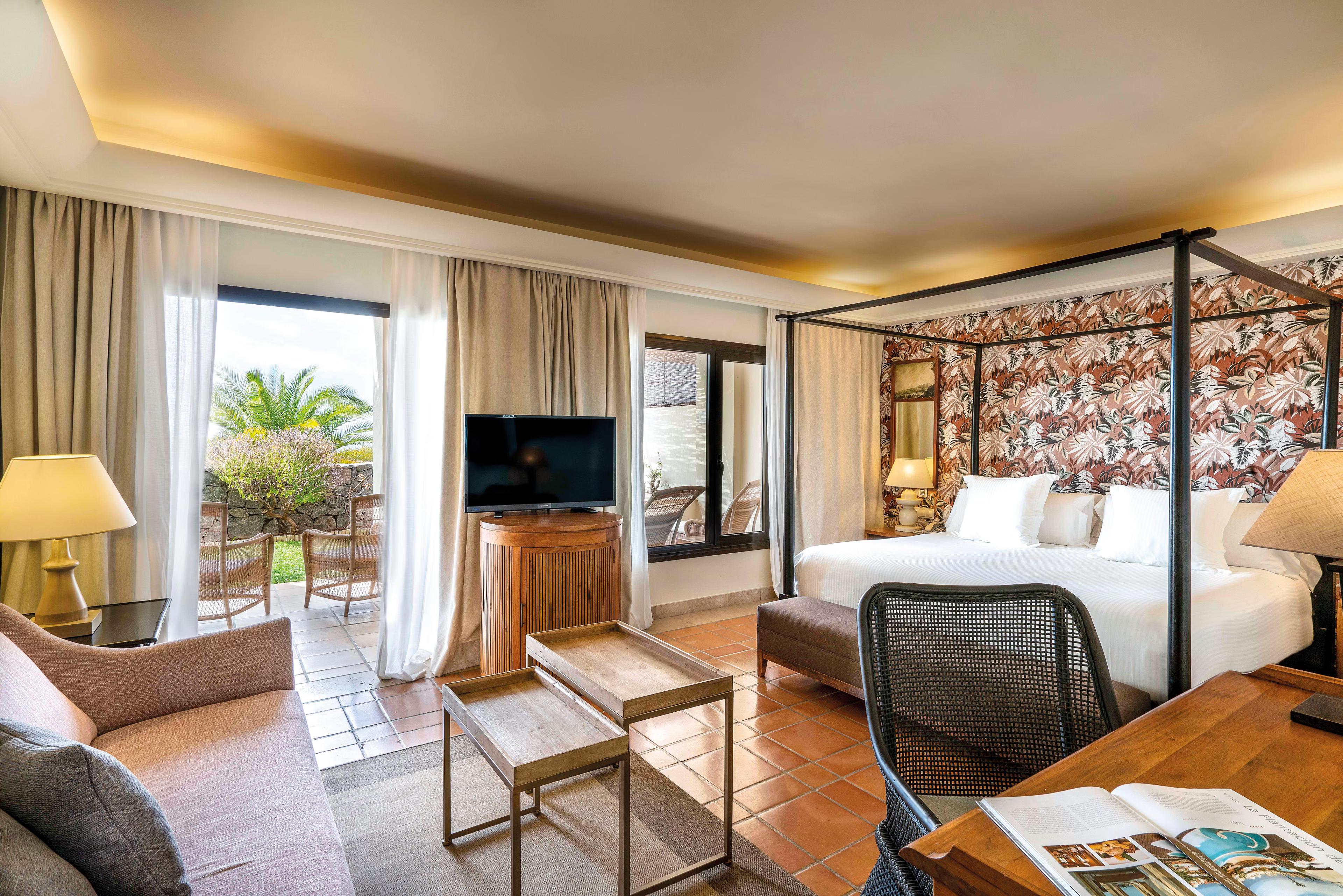 Luxurious double bed suite at Hotel Vincci Seleccion La Plantacion del Sur