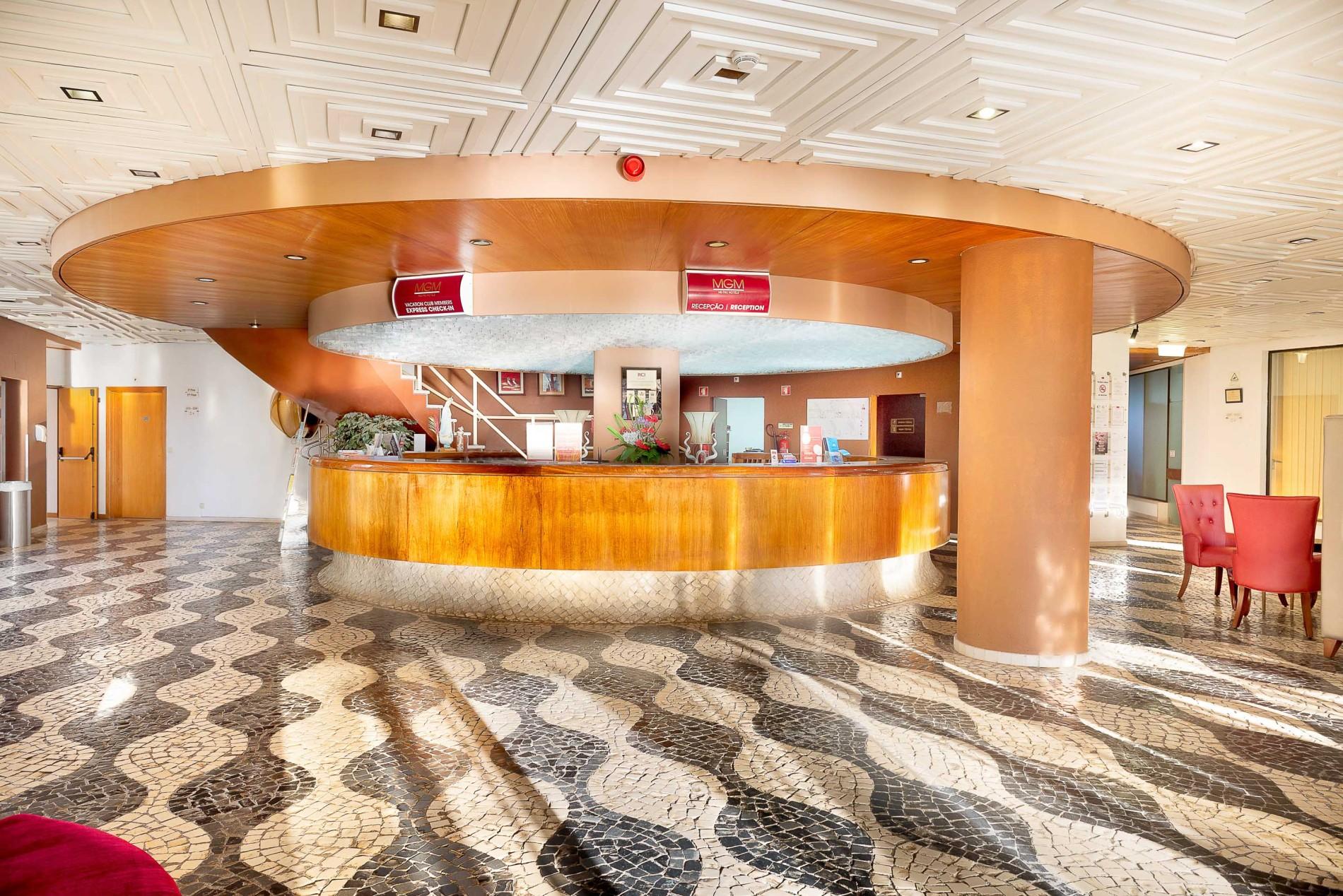 The reception at Muthu Oura Praia Hotel