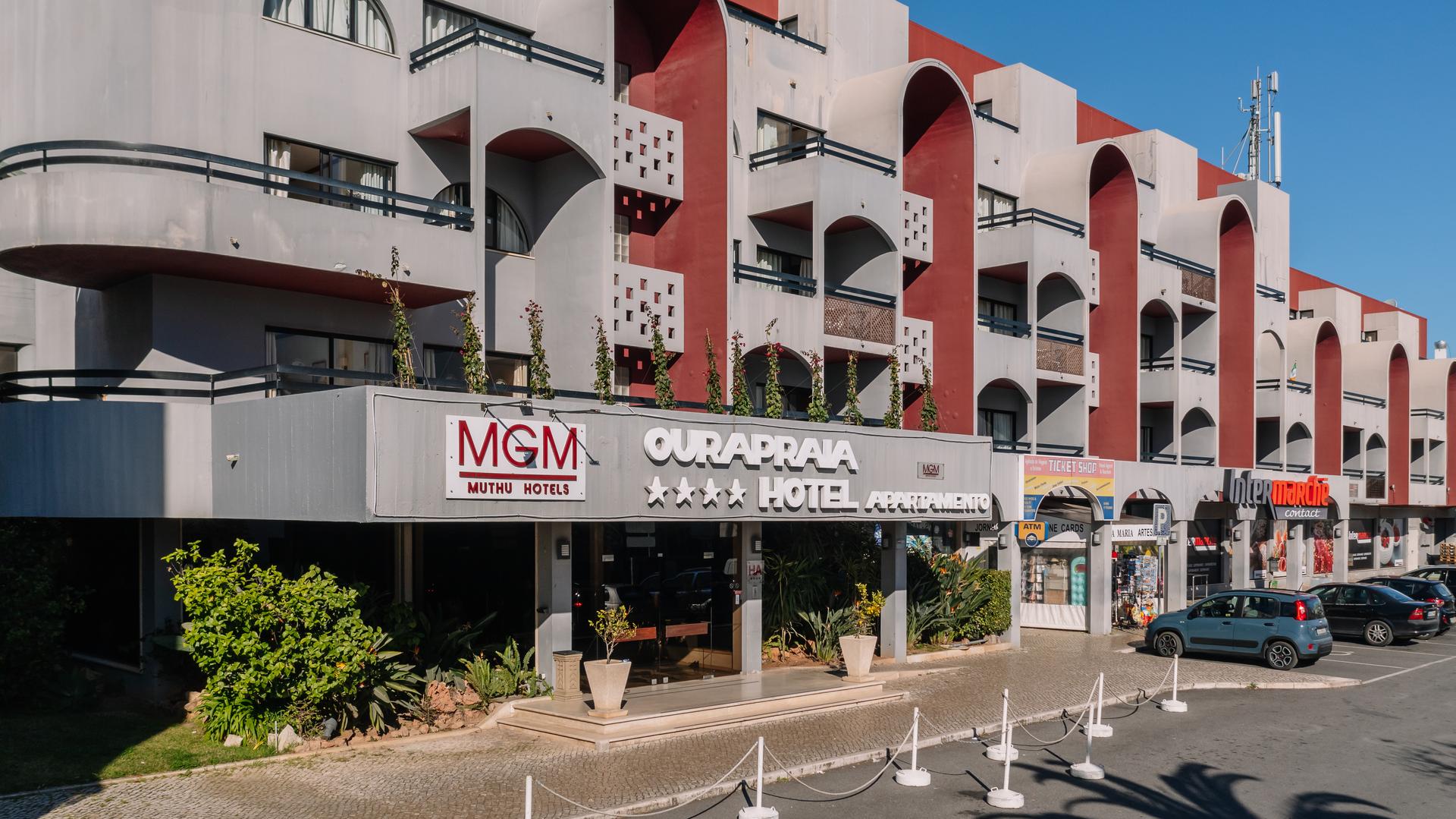 Panoramic view of the front entrance to Muthu Oura Praia Hotel