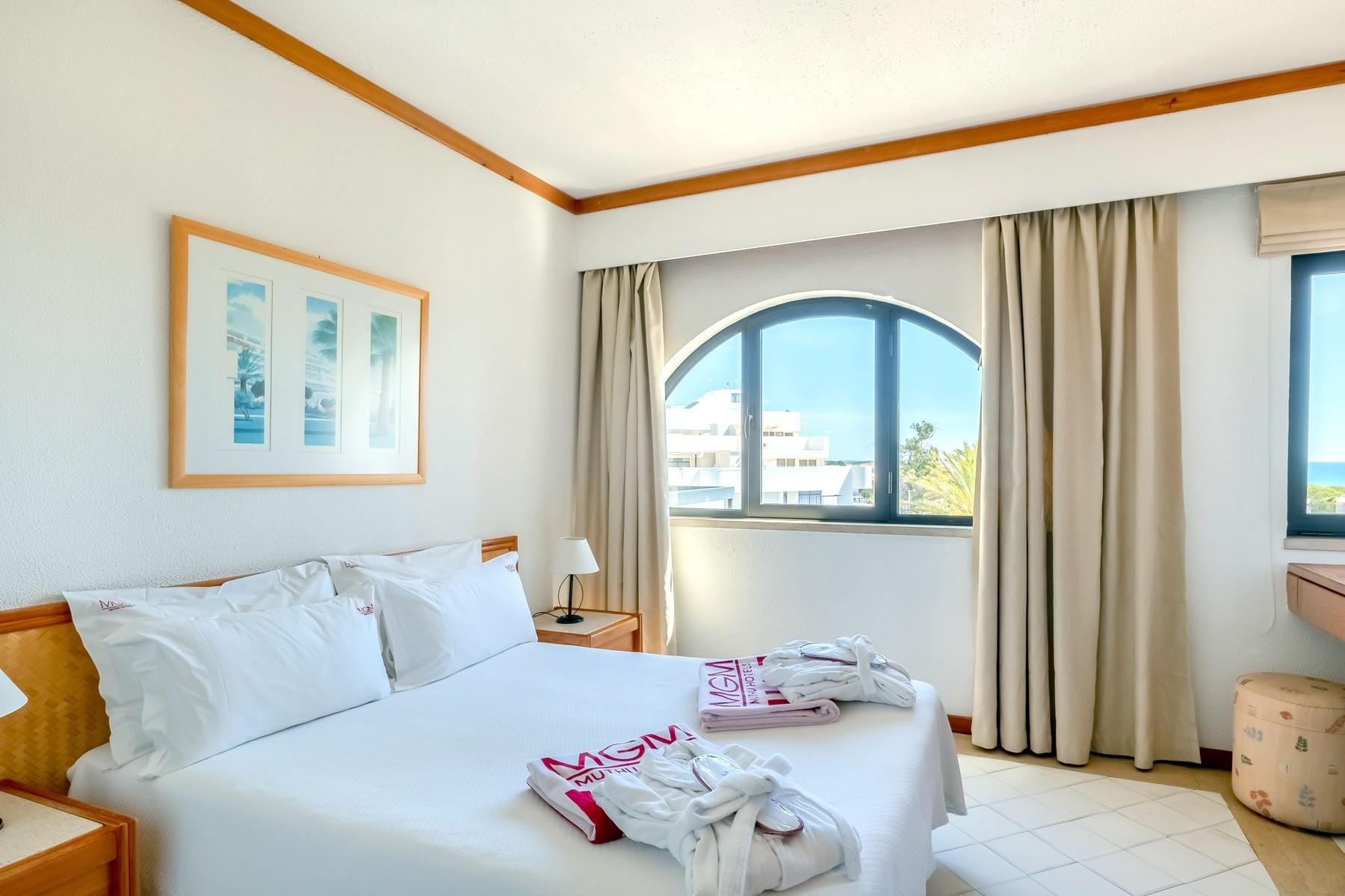 Double bed suite at Muthu Oura Praia Hotel