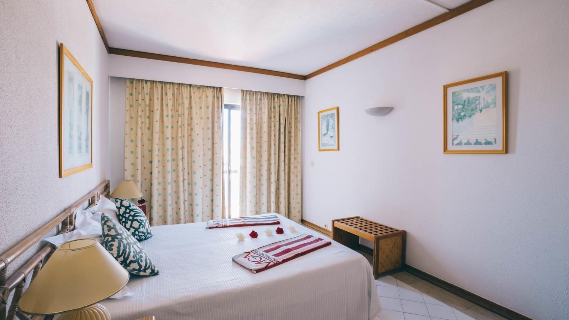 Double bed suite at Muthu Oura Praia Hotel