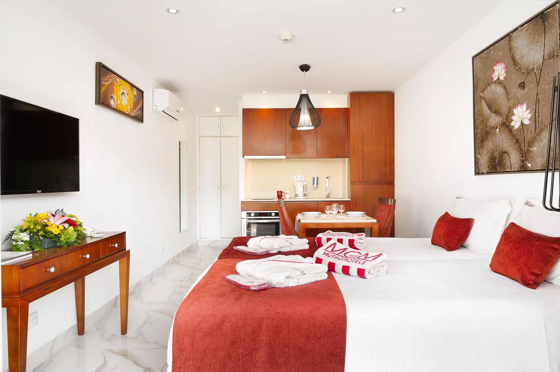 Double bed suite at Muthu Oura Praia Hotel