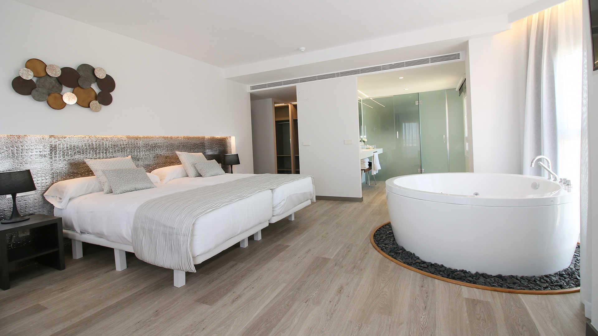 Double bed suite with a bathtub in the room at Oliva Nova Beach & Golf Hotel