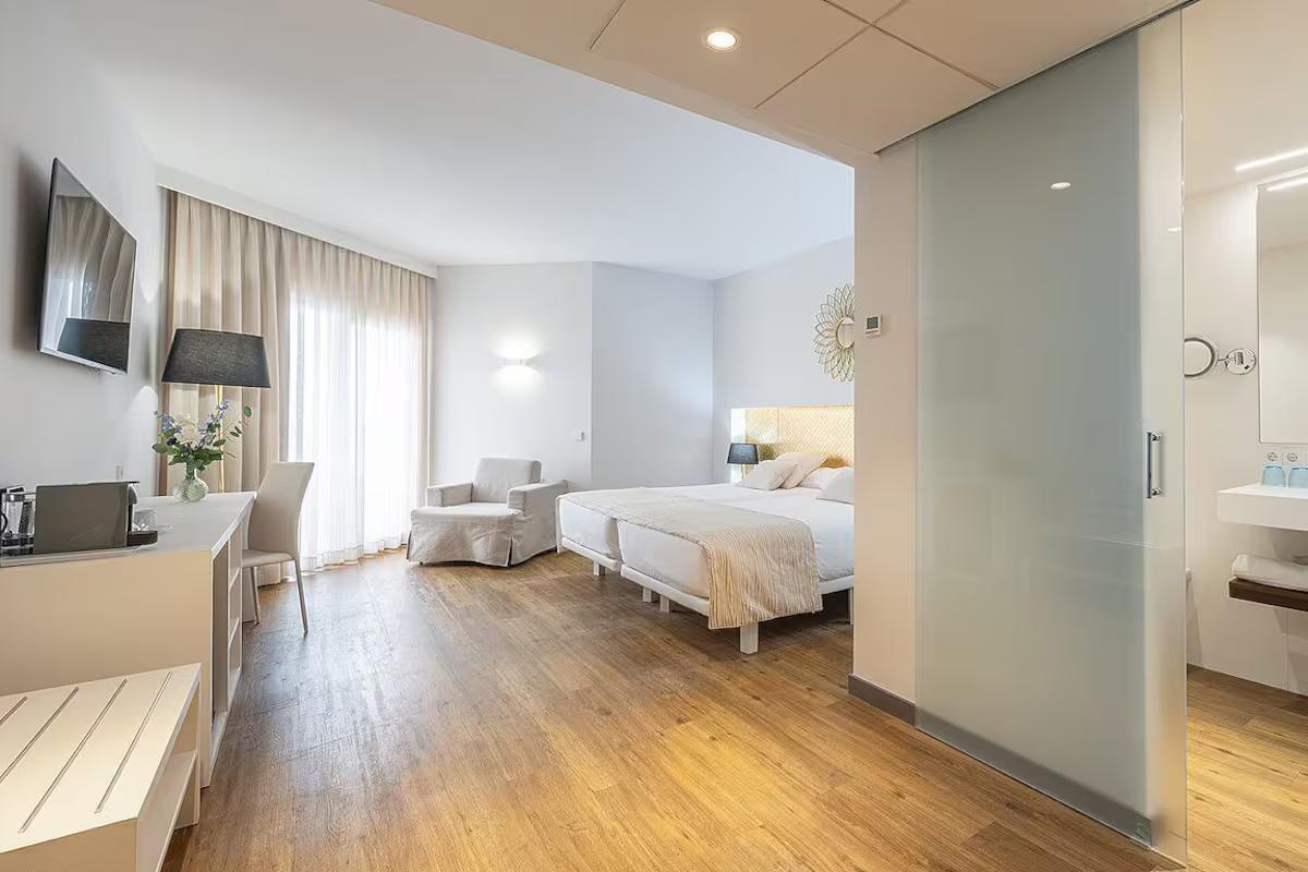 Double bed suite at Oliva Nova Beach & Golf Hotel