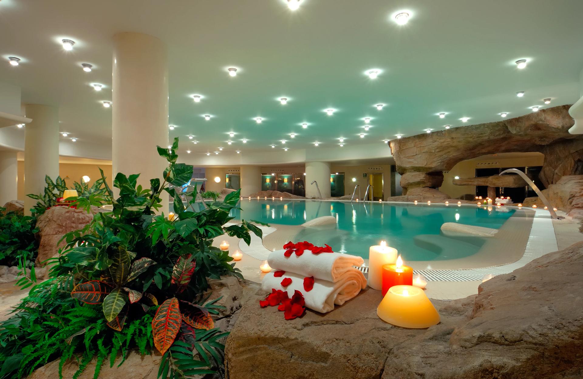 Indoor pool as part of the spa facilities at Oliva Nova Beach & Golf Hotel