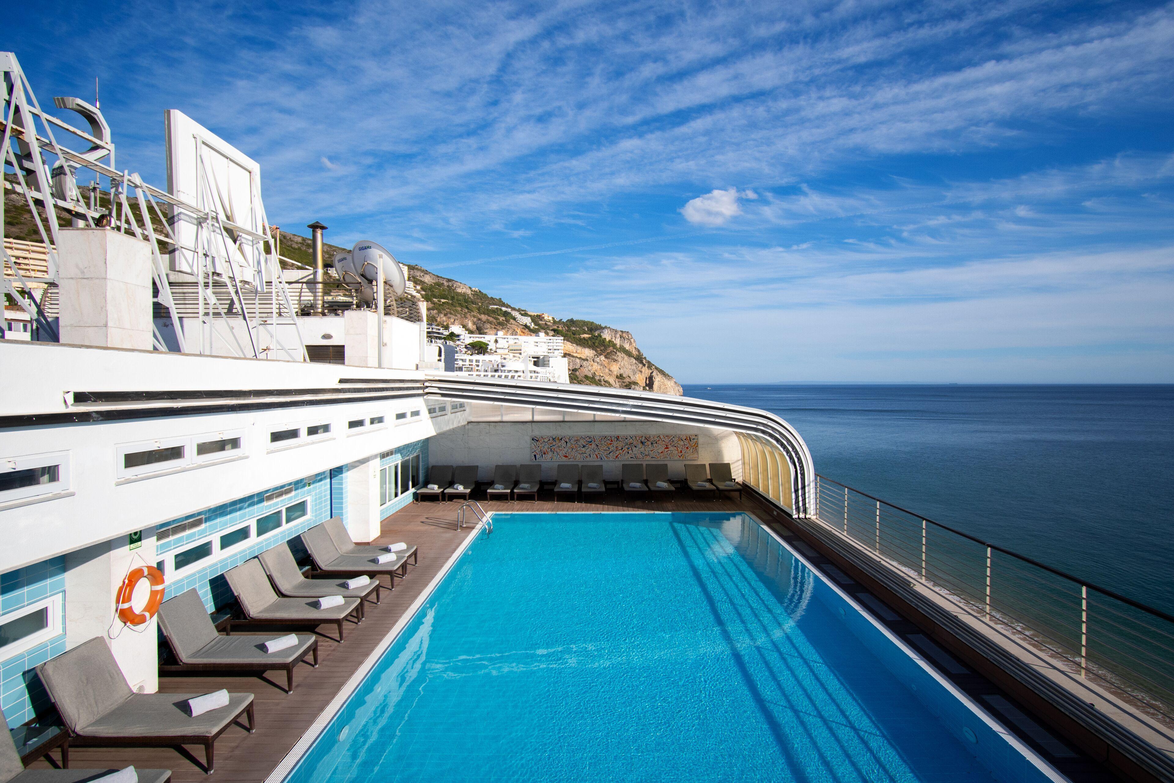 Rooftop pool with ocean views a SANA Sesimbra Hotel