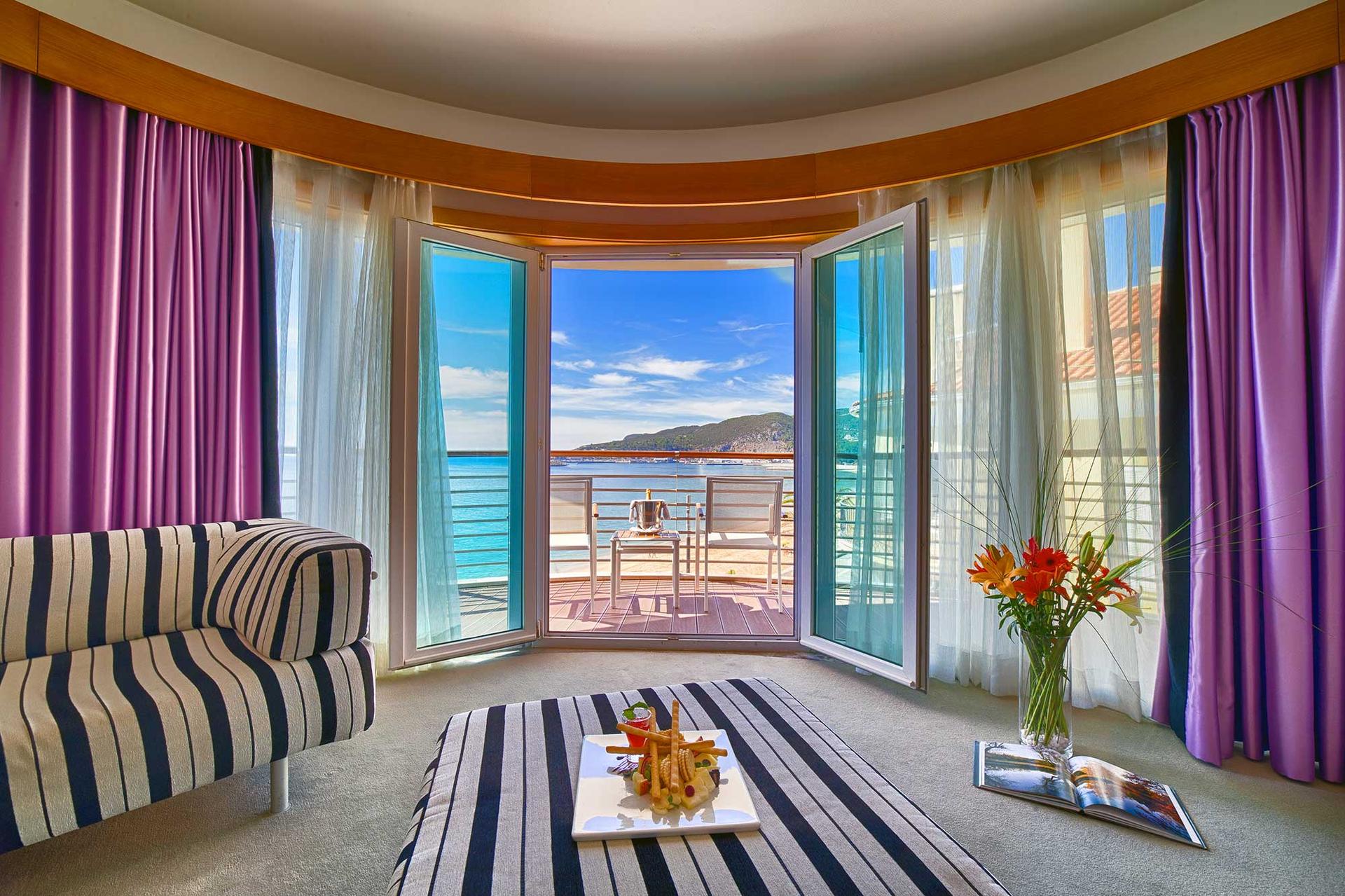 A suite at SANA Sesimbra Hotel with balcony views of the beach