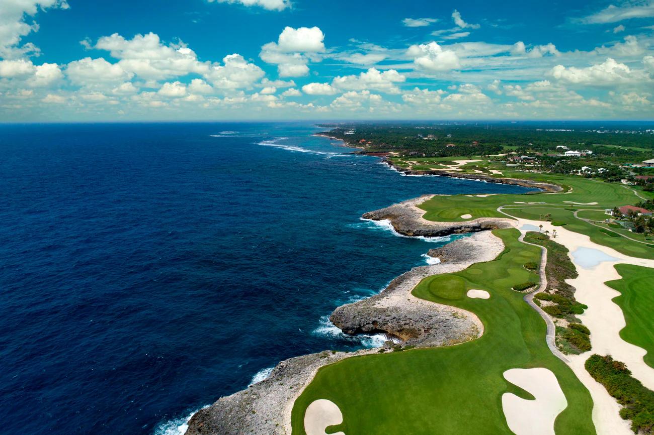 Overhead view of a coastal fairway nestled with sand bunkers leading to a smooth green